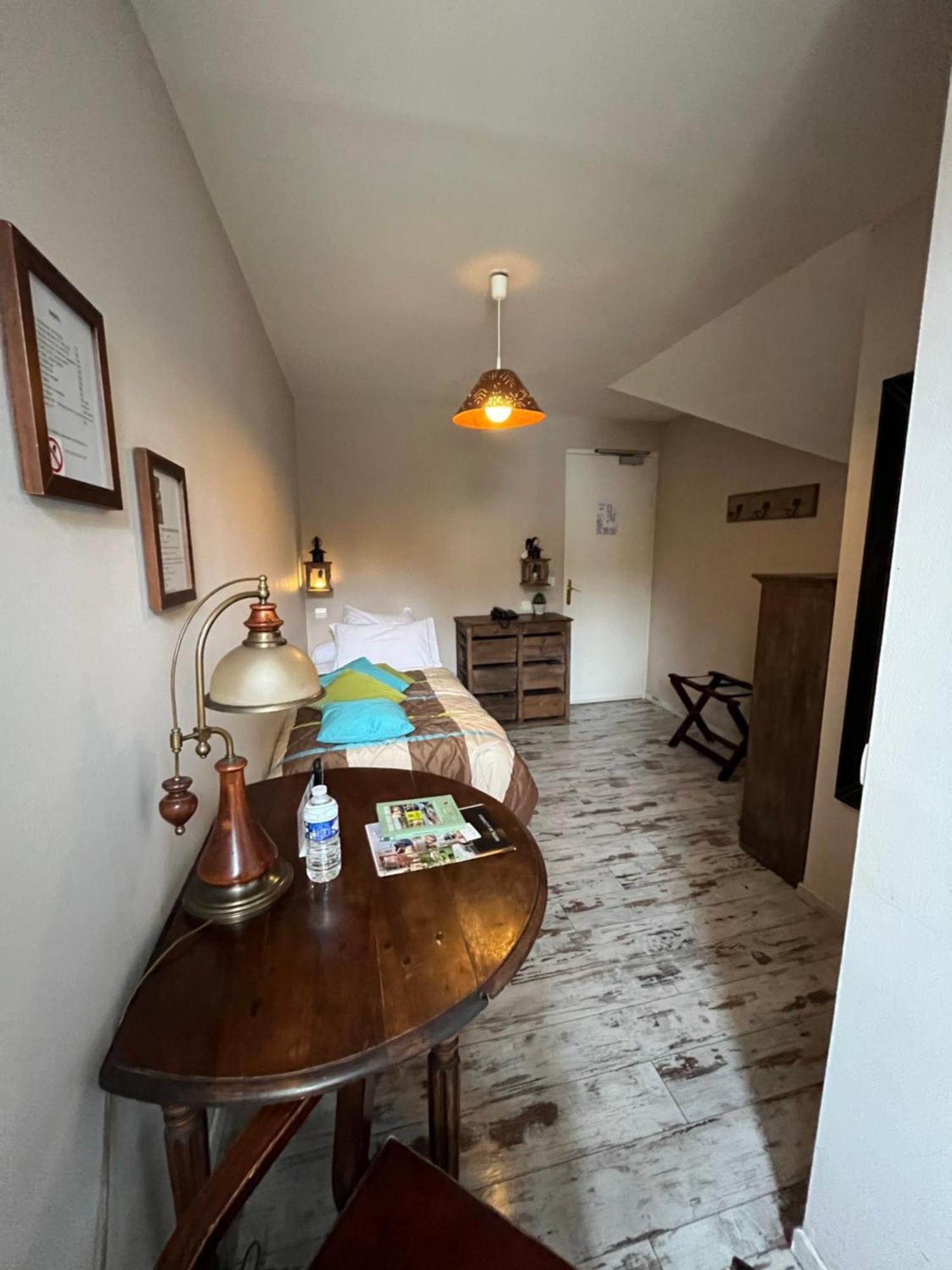 Logis Hotel De La Chapelle ミロン・ラ・シャペル エクステリア 写真