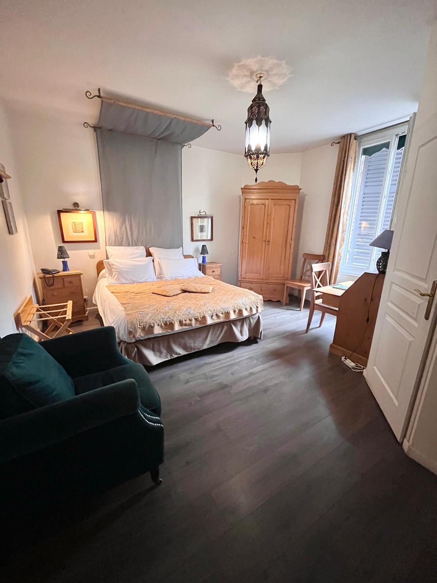 Logis Hotel De La Chapelle ミロン・ラ・シャペル エクステリア 写真