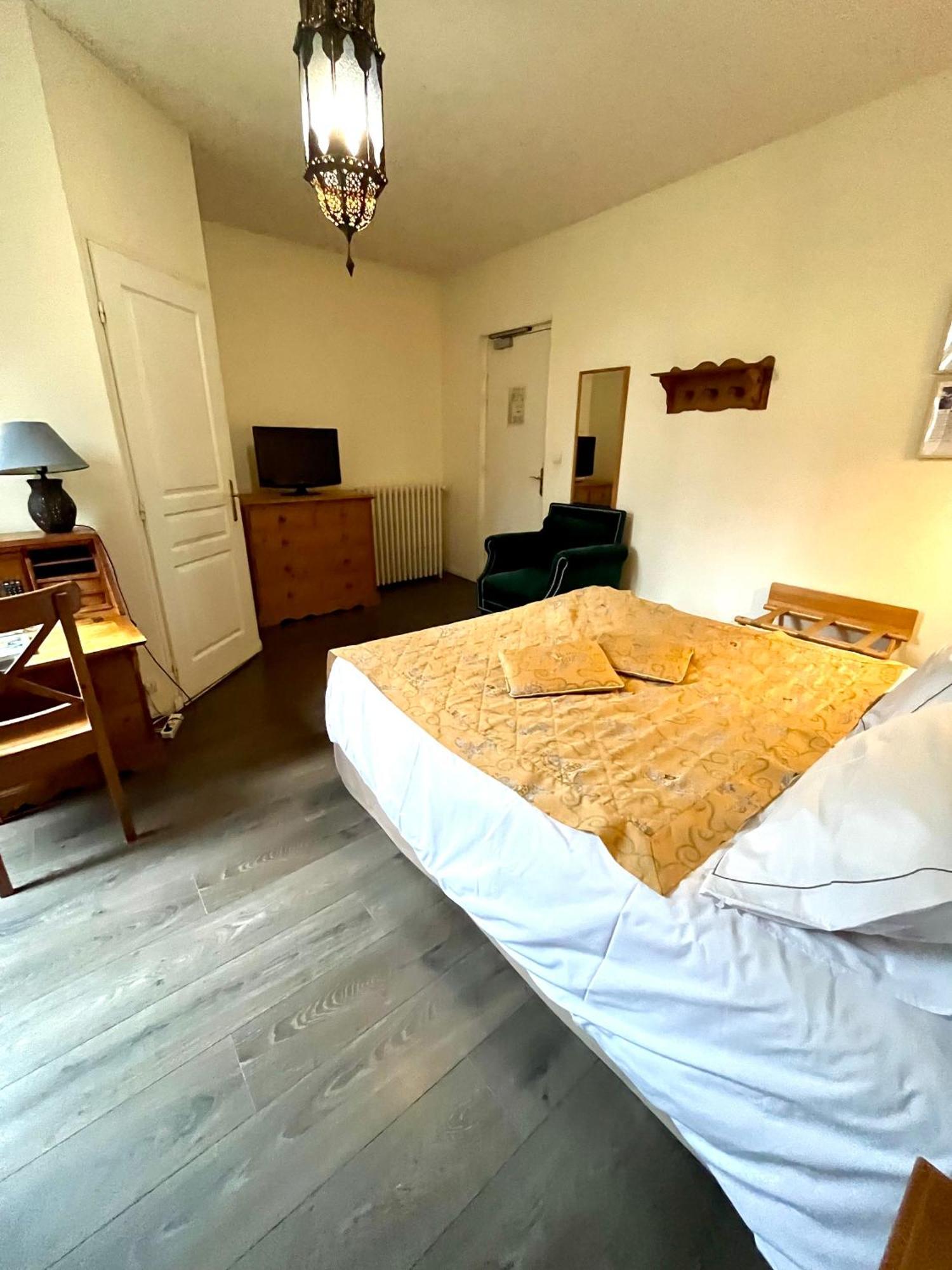 Logis Hotel De La Chapelle ミロン・ラ・シャペル エクステリア 写真