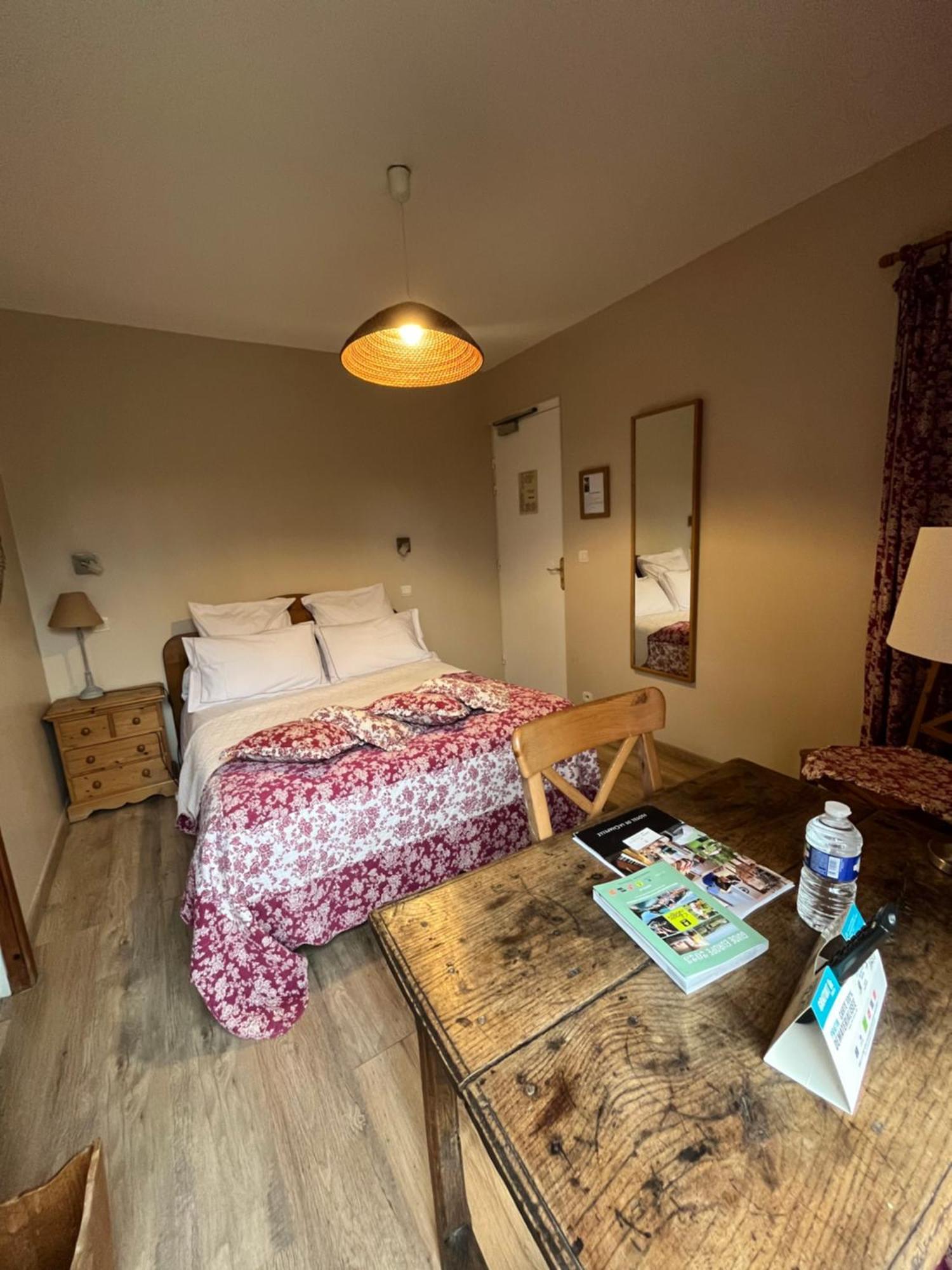 Logis Hotel De La Chapelle ミロン・ラ・シャペル エクステリア 写真